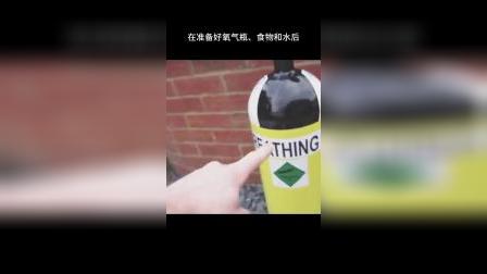 疯狂小哥把自己装进“气球”，要从英国漂流到