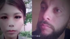 老外看中国女孩化妆视频，吓得表情丰富，最搞