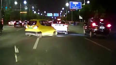 夜晚的马路上上演四两拨千斤，搞笑一幕