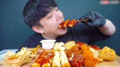韩国深渊巨口小哥吃炸鸡芝士料理，说错话了要