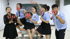 老师用吃西瓜串串竞选劳动委员，没想被女同学