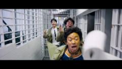 《唐人街探案2》淡定越狱，慢放超搞笑，门口碰