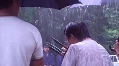 下雨天，男子抱着三支雨伞竟不用，警察的话太