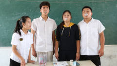 老师让同学吃泡泡糖比赛吹泡泡，结果女同学吹
