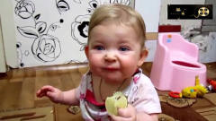 宝宝搞笑视频，宝宝第一次吃柠檬精彩表情