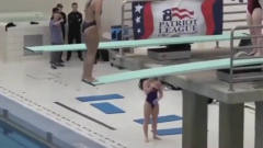 国外美女跳水的技术真是太逗了，这么奇葩的动