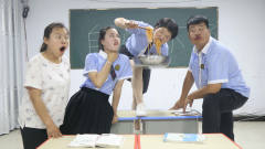 老师用吃火鸡面来竞选班长，没想被吃货女同学