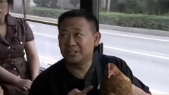 大叔带老母鸡坐公交，结果母鸡下了个蛋下车了