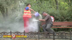 公园里禁烟区的垃圾桶浓烟滚滚，清洁工的行为