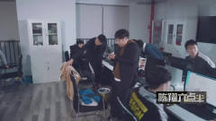 陈翔六点半：男子扣鼻屎，放屁被老婆抱怨！捂