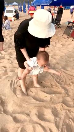宝宝遇到沙子就开始一字马，沙子对你做了什么