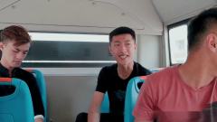 四人在公交车上打扑克，说话内容和司机的动作