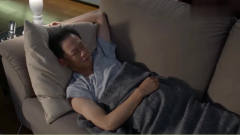 老头把年轻媳妇惹生气，直接被赶去睡沙发，没