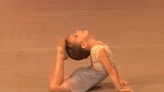 4岁小萝莉模仿明星跳舞，监控拍下搞笑一幕，爸
