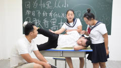 老师用睡觉姿势作考试成绩，同学的姿势一个比