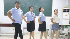 老师让学生表演抖音舞步，没想学生走的一个比