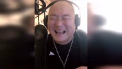爆笑来袭！这帅哥的笑声！太搞笑了！看一次笑