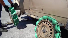 牛人用马桶搋子做轮胎，开上路后逗了