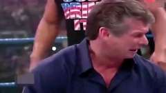 WWE老板差点被巨石强森给虐惨，太精彩了这一幕