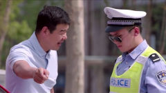 搞笑电影：男子遮挡车牌被交警拦下，驾照都被