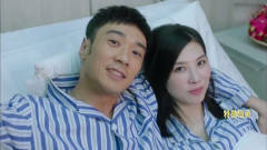 老公在医院给老婆陪床，穿着病号服和老婆秀恩