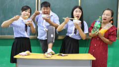 学生挑战果粒橙泡干吃面，没想被女同学吃的一