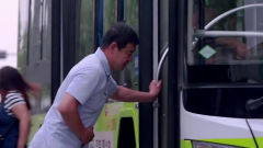 搞笑电影：男子等公交不停吃苹果，结果刚上车