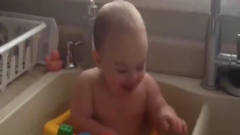 1岁儿子偷偷在浴桶洗澡，不料被母亲发现，宝宝