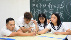 老师和学生玩比赛抢水瓶的游戏，没想女学霸连