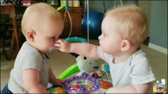 有趣的双胞胎宝宝一起笑和玩汇编-可爱搞笑的视
