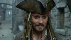 加勒比海盗：杰克在逃亡，还不忘顺走贵妇的耳