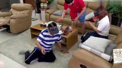 做家务的男人：魏爸沉浸在VR世界里无法自拔，魏