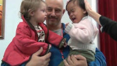 外国人收养中国孩子，同时抱起中国女儿和亲生