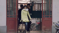 小伙心情不好，面无表情让人误以为他是残疾人