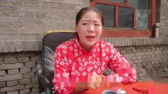 抠门美女请小伙吃饭，没想牛肉没吃到却被套路