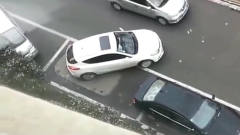 监控：女司机停车很墨迹，结果被老司机抢了车