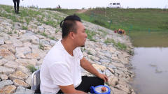 光棍相亲提出一个要求，让女方给他生两个儿子