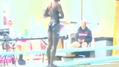 外国女子跳水运动员 跳水前整理跳板 下一幕搞笑