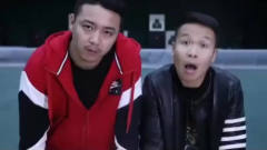 浩哥拿一把玩具枪想吓唬董叔，后面浩哥蒙了，