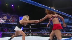WWE最囧的比赛，两位美女竟然在擂台上互撕起来
