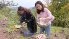 办公室小野：在野外的桃花树下烹饪竹鸡，吃鸡