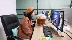 办公室小野：美女用熨斗做藤椒蒸汽火锅，汤浓