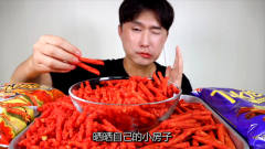 韩国小伙挑战吃“变态”爆辣薯条，辣到脸抽筋
