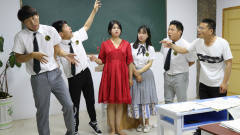 学校请机器人老师上课，结果被学生操控着唱歌