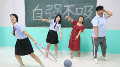 学生挑战呼啦圈拉篮球游戏，结果女同学拉着空