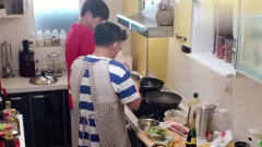 做家务的男人：虾在锅里动来动去，魏大勋魏爸