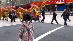 爷爷**，来看龙灯呐,等一下就没有啦