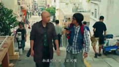 港囧：徐峥和包贝尔在路上走着，一抬头眼前的