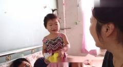 六安一家三口第一次吃榴莲，两岁女儿是什么反
