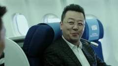 温州：老板飞机上碰见冤家，一见面就互怼起来